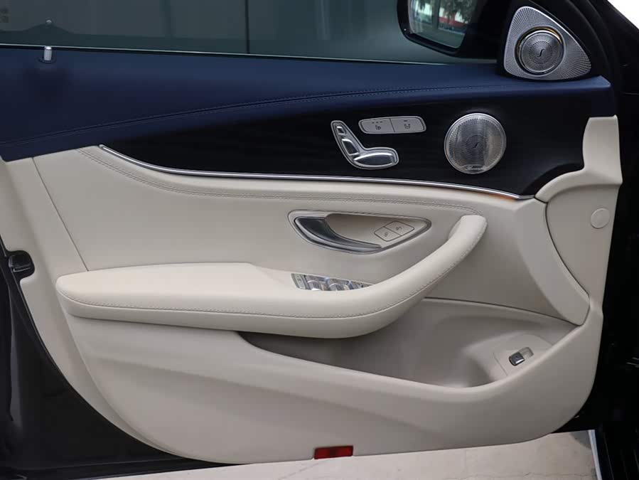 Mercedes-Benz V Class 2020 car image #11