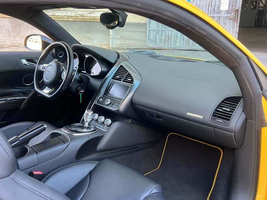 Audi R8 2012 car image #11