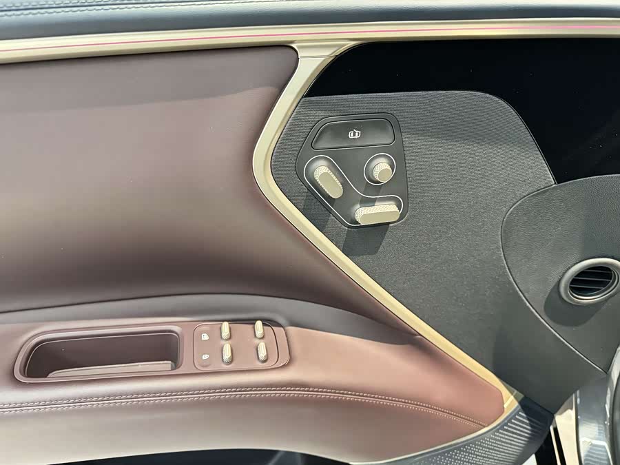 Avatr 11 2023 car image #11