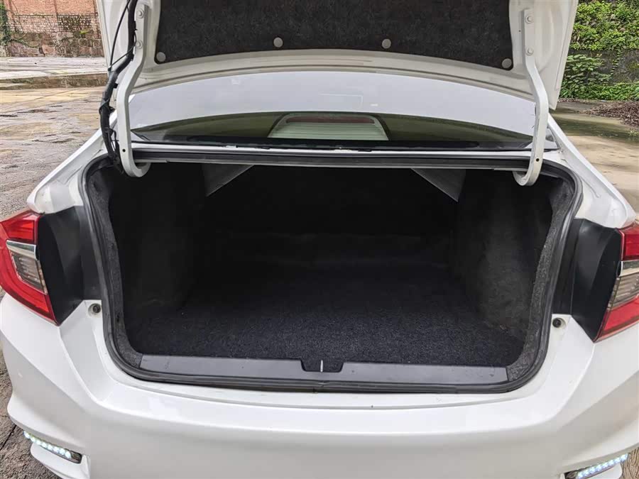 Honda Greiz 2016 #11 Honda Greiz 2016 car image #11