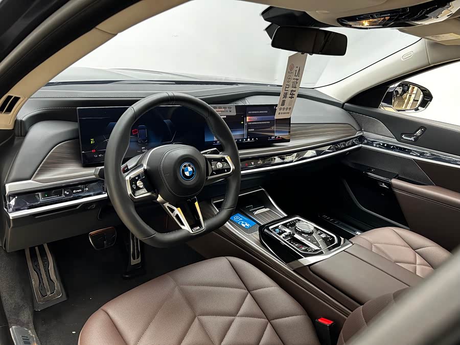 BMW i7 2023 صورة سيارة #11