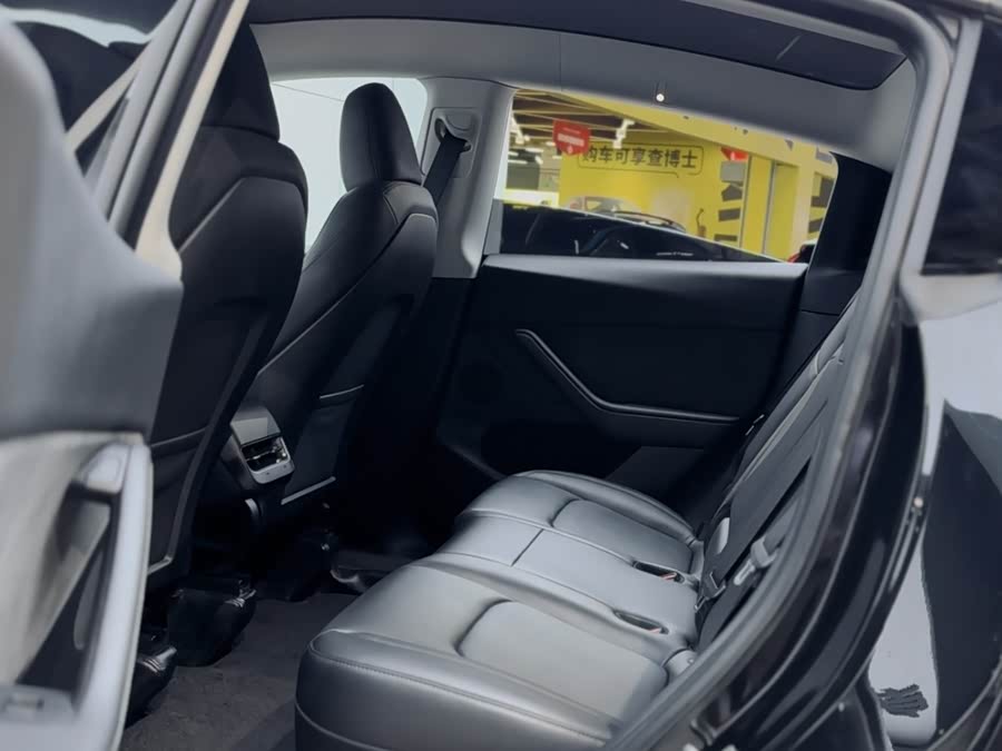Tesla Model Y 2023 car image #11