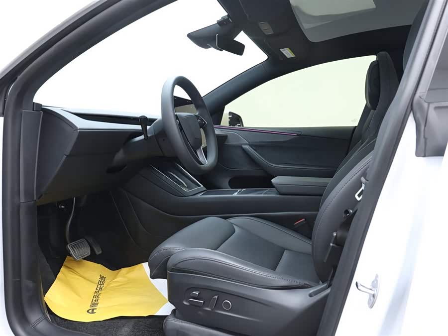 Tesla Model Y L 2025 immagine di auto #11