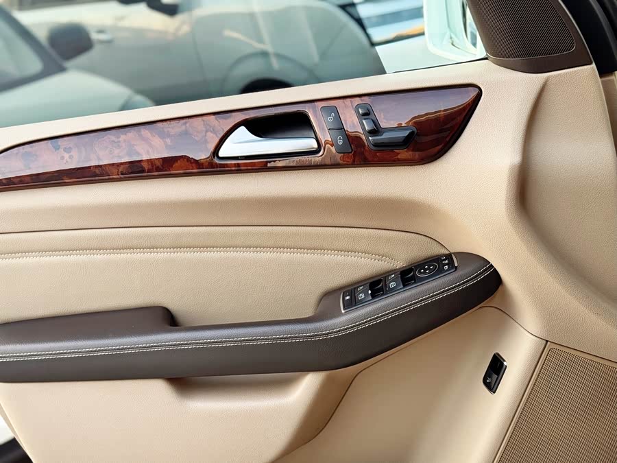 Mercedes-Benz M Class 2012 car image #11