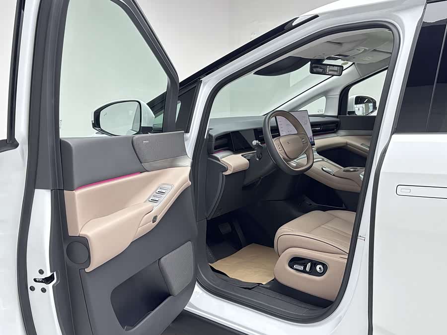 Xpeng X9 2025 صورة سيارة #11