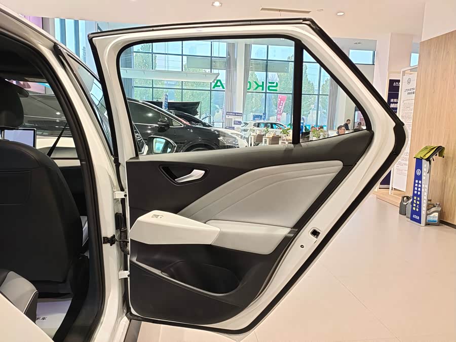 Volkswagen ID.3 2024 immagine di auto #11