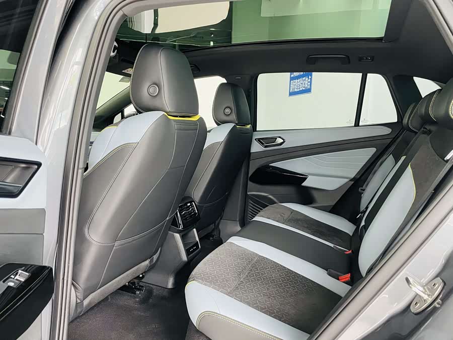 Volkswagen ID.4 X 2023 immagine di auto #11