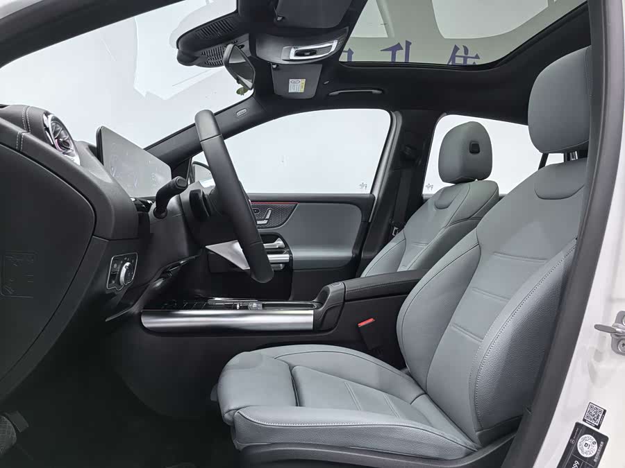 Mercedes-Benz EQA Class 2025 صورة سيارة #11