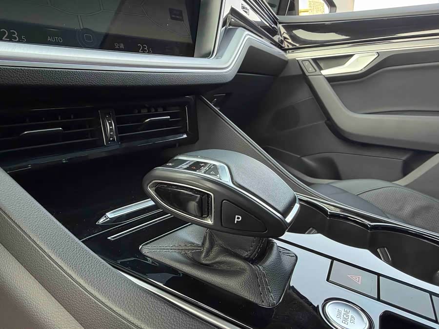 Volkswagen Touareg 2019 car image #11