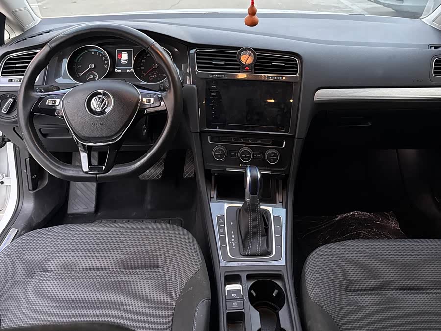 Volkswagen Golf Pure Electric 2020 car image #11