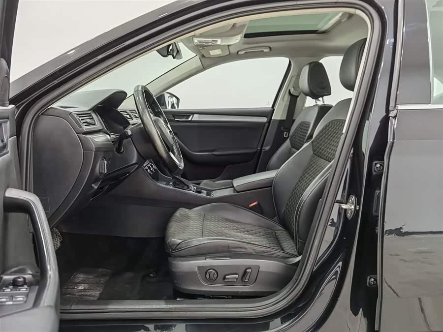 Skoda Superb 2018 car image #11