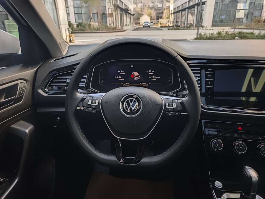 Volkswagen T-Roc 2022 car image #11