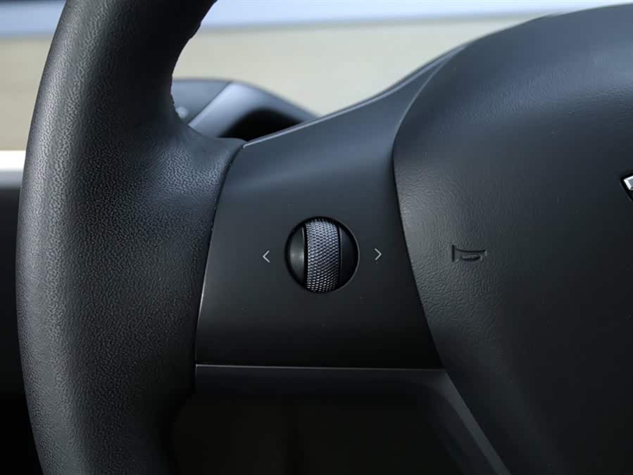 Tesla Model Y 2022 car image #11