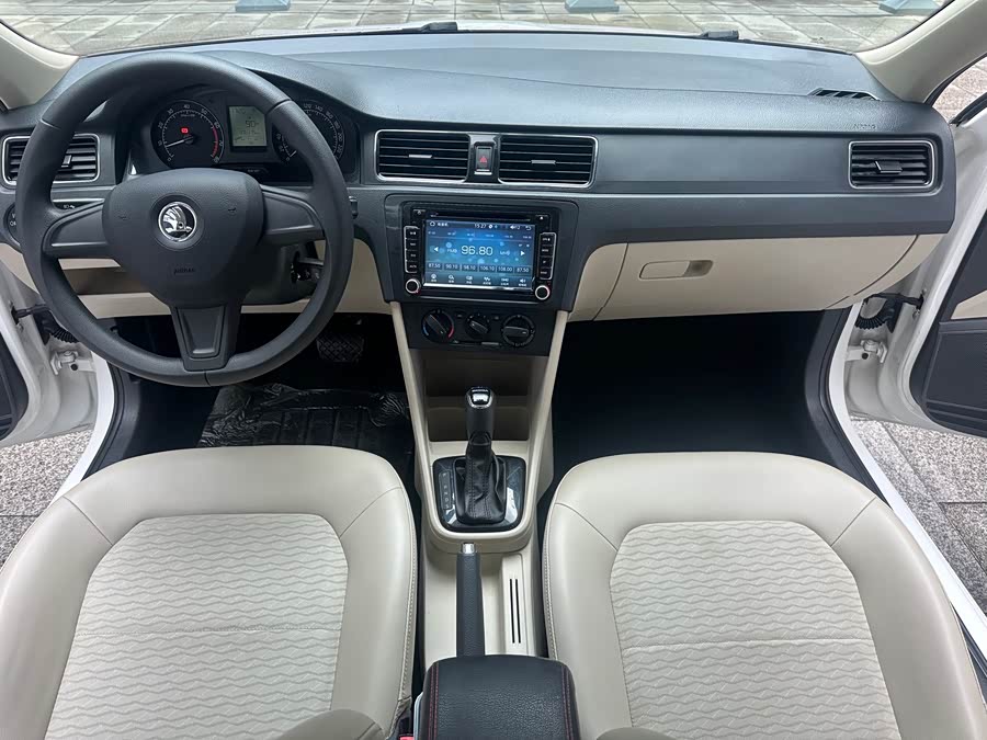 Skoda Rapid 2015 imagen de coche #11