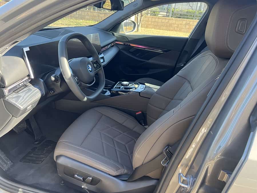 BMW i5 2024 car image #11