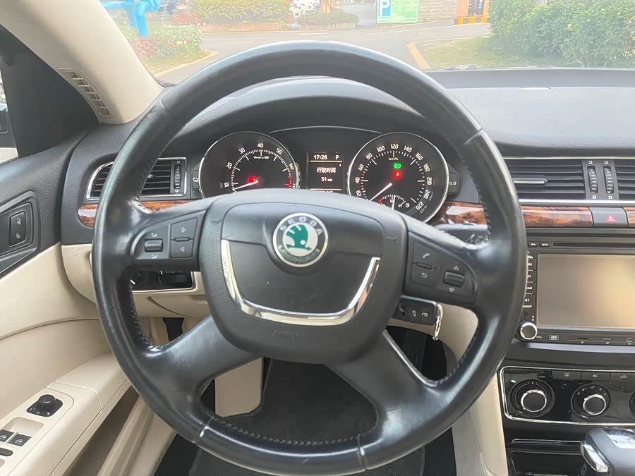 Skoda Superb 2012 immagine di auto #11