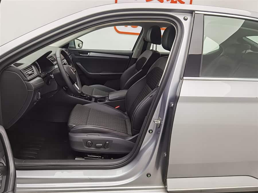 Skoda Superb 2017 car image #11