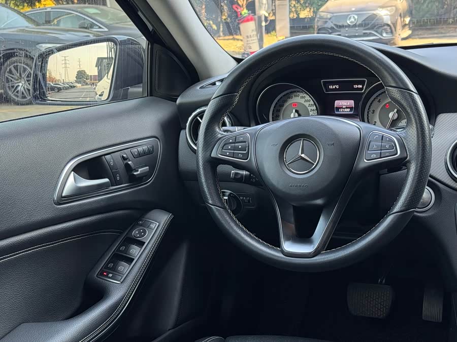 Mercedes-Benz GLA Class 2017 immagine di auto #11