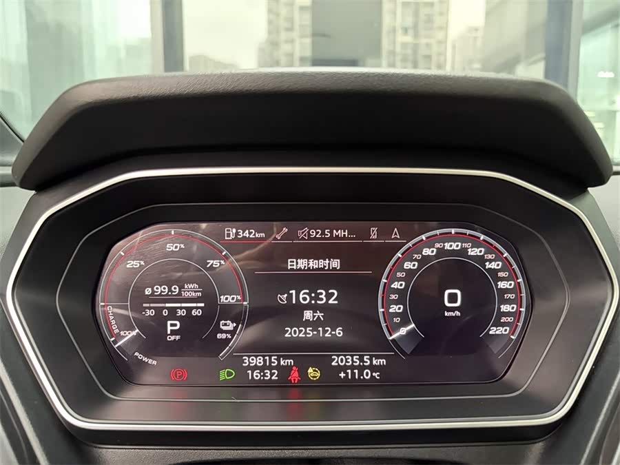 Audi Q4 e-tron 2023 صورة سيارة #11