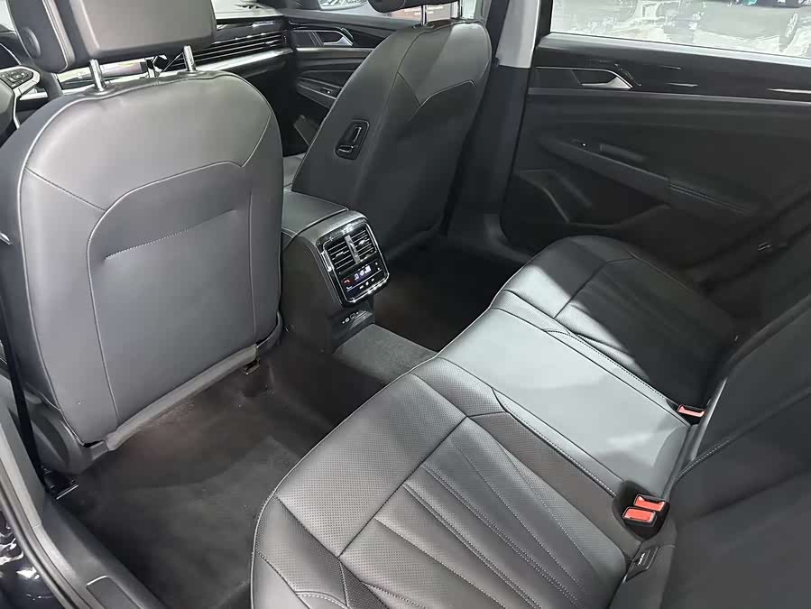 Volkswagen Passat 2024 car image #11