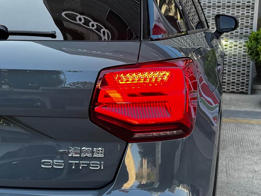 Audi Q2L 2021 car image #11