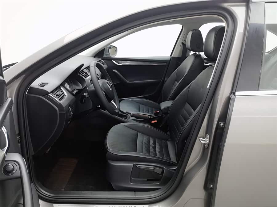 Skoda Octavia 2011 car image #11