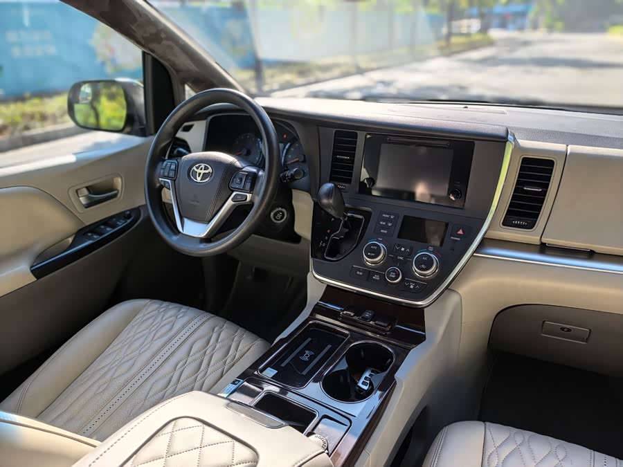 Toyota SIENNA 2015 car image #11