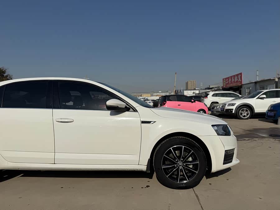 Skoda Octavia 2017 car image #11
