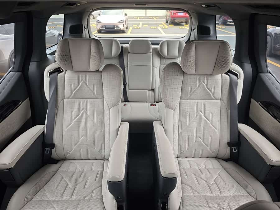 极氪 极氪009 2024 汽车图片 #11