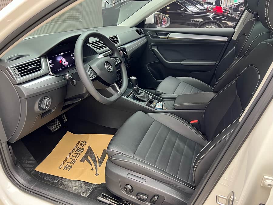 Skoda Superb 2020 car image #11