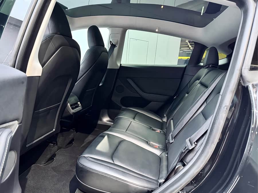 Tesla Model Y 2023 car image #11