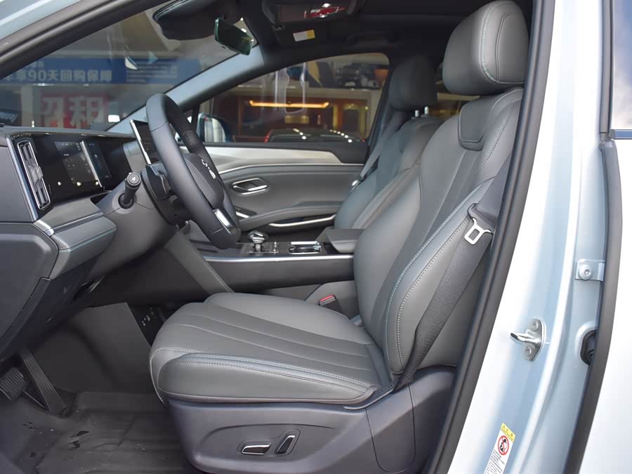 BYD SongL DM-i 2025 #11 BYD SongL DM-i 2025 car image #11