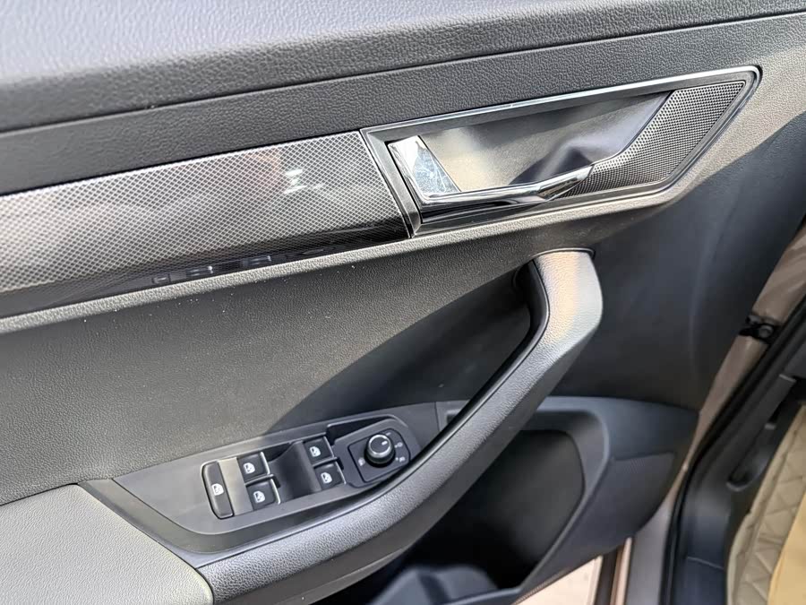 Skoda Karoq 2020 car image #11