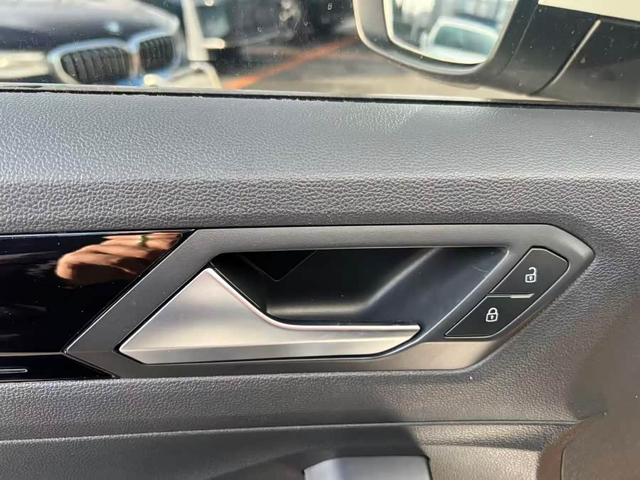 Volkswagen T-Roc 2023 car image #11