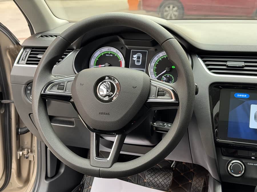 Skoda Octavia 2019 car image #11