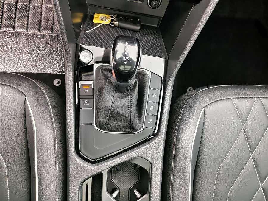 Volkswagen Tiguan L 2024 car image #11