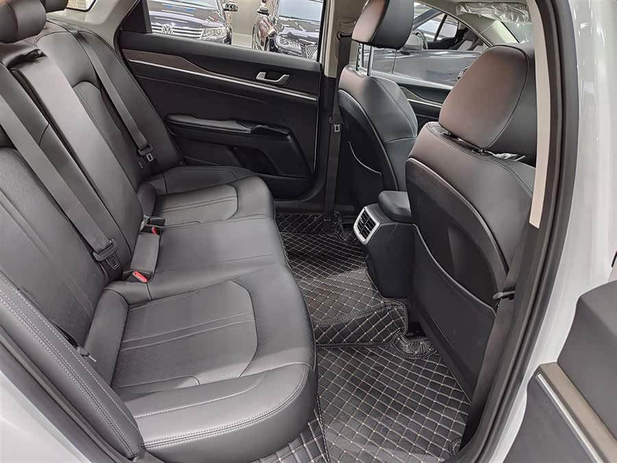 Kia K5 2025 car image #11