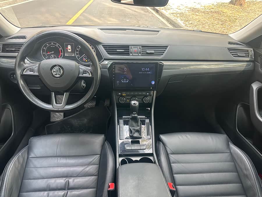 Skoda Superb 2016 car image #11