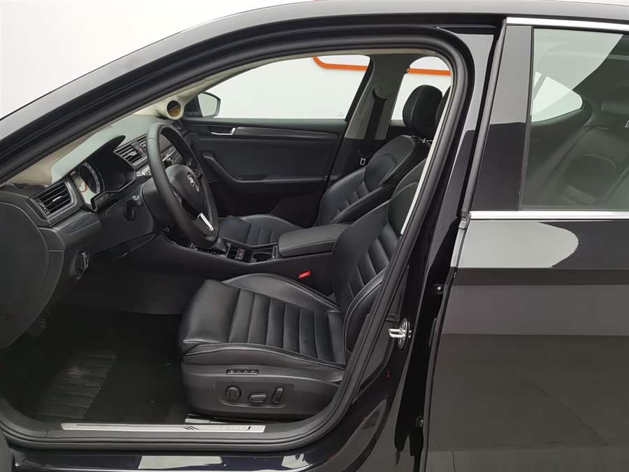 Skoda Superb 2018 car image #11