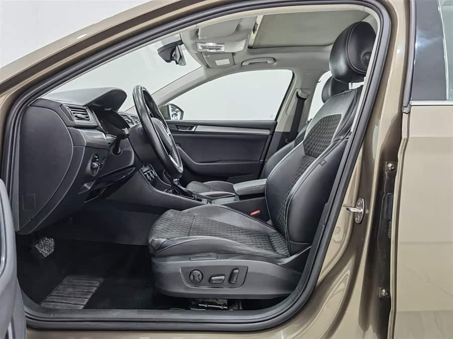 Skoda Superb 2016 car image #11