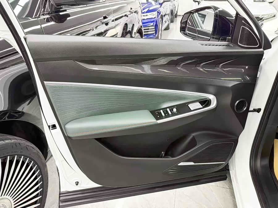 GEELY Boyue 2025 car image #11