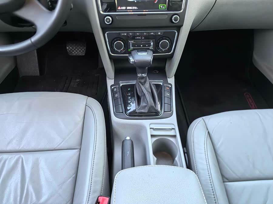 Skoda Superb 2012 imagem de carro #11