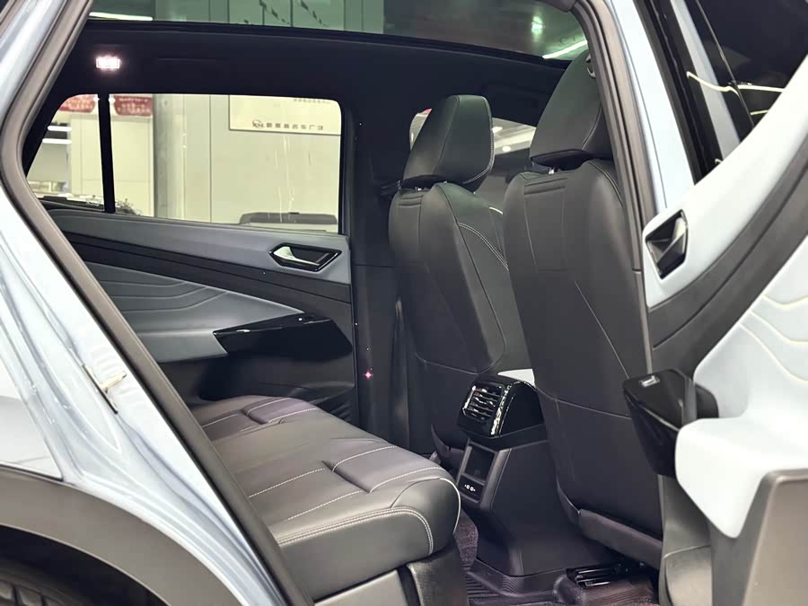 Volkswagen ID.4 X 2023 car image #11