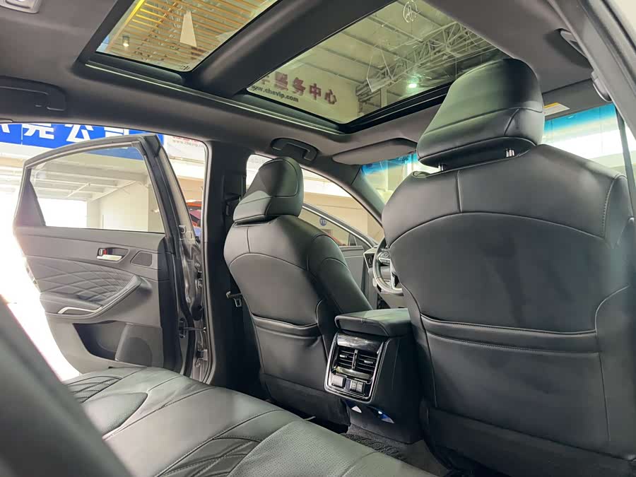 Toyota Avalon 2019 car image #11