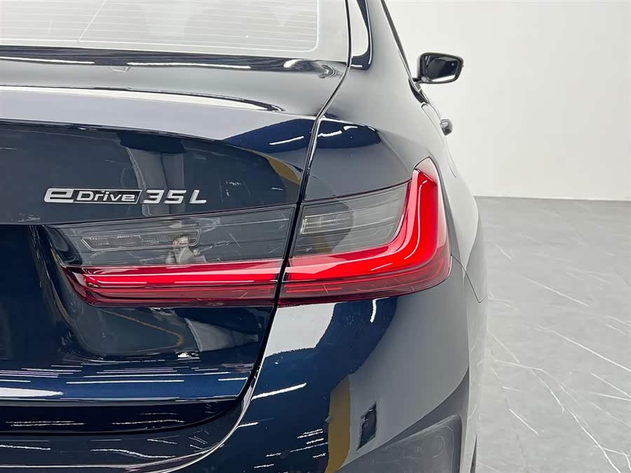 BMW i3 2024 car image #11