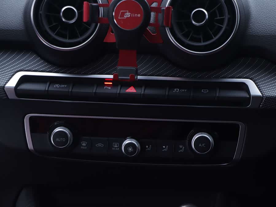 Audi Q2L 2020 car image #11