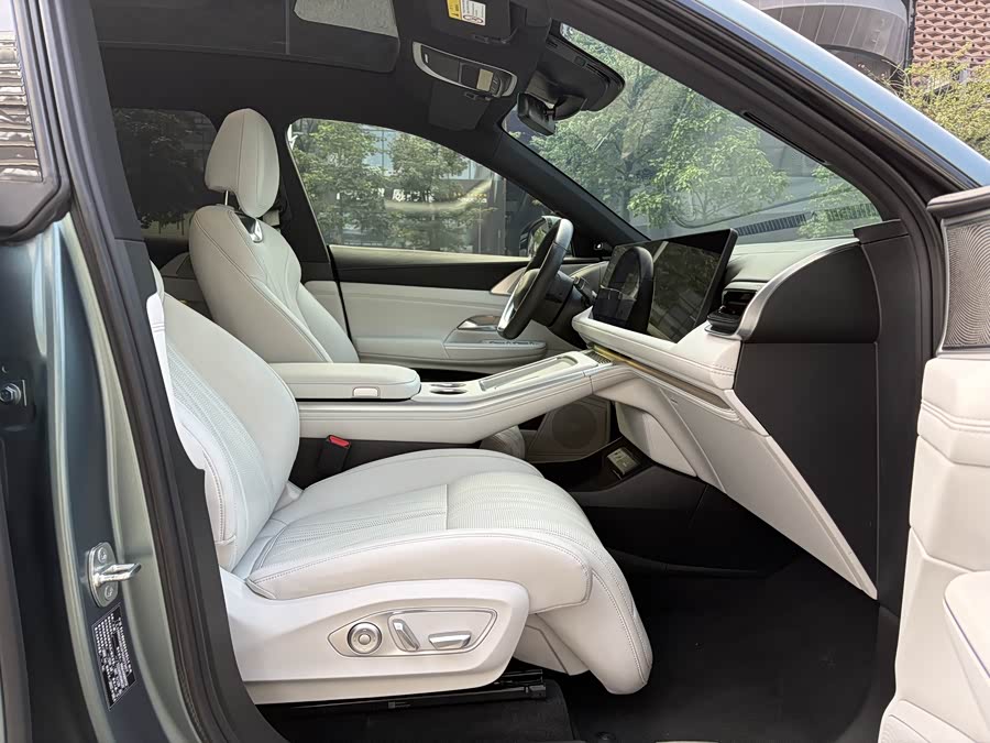 Xpeng G9 2024 car image #11