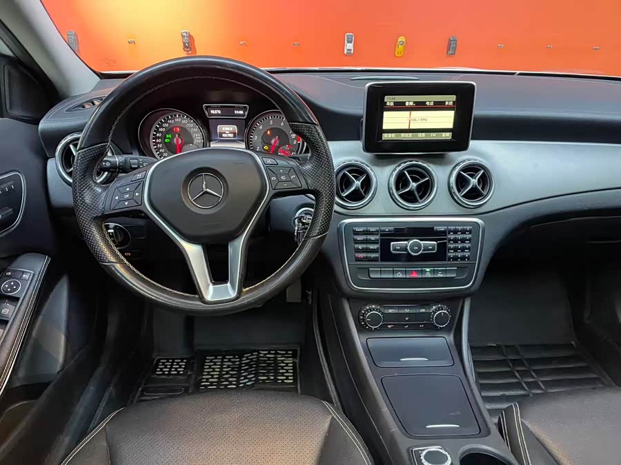 Mercedes-Benz GLA Class 2015 immagine di auto #11