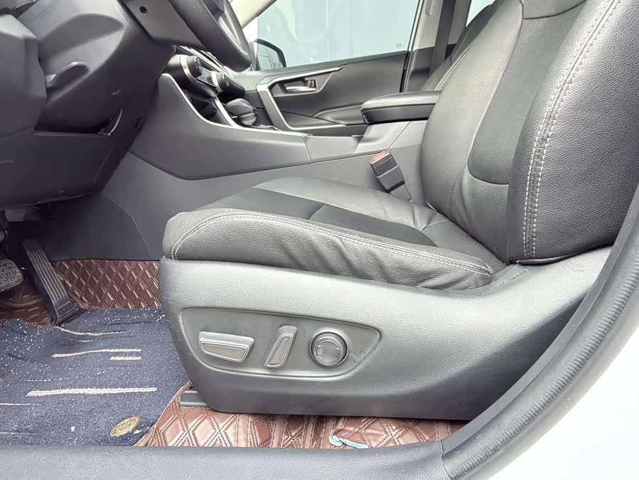 Toyota RAV4 2022 car image #11