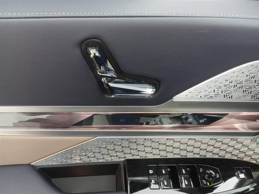 BMW i7 M70L 2025 car image #11